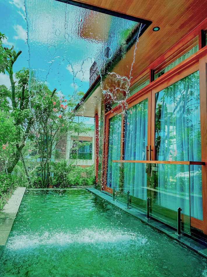 Bể bơi với tấm màn nước đổ xuống như ngọn thác hùng vĩ.