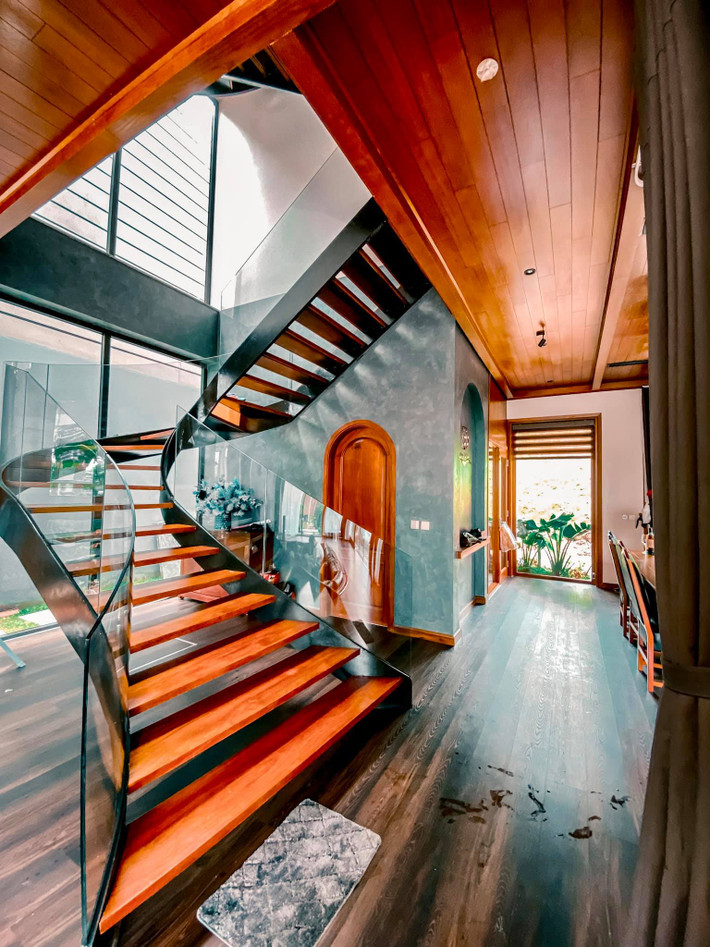 Cầu thang ngập tràn ánh sáng với lan can kính uốn lượn, là địa điểm hoàn hảo cho chị em thả dáng chụp ảnh.