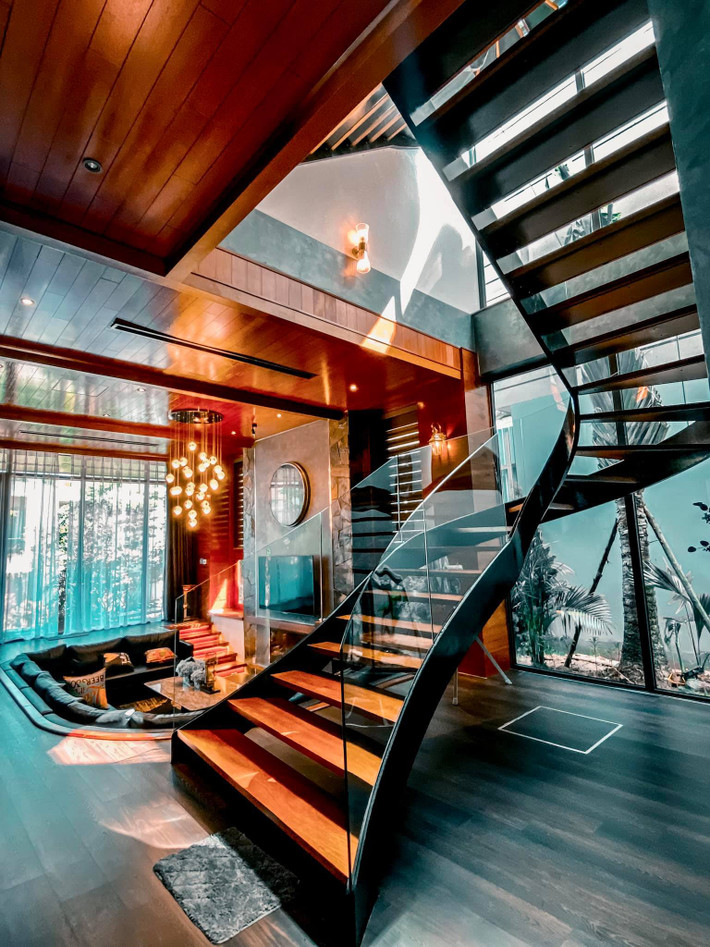 Căn nhà có tổng diện tích 250m2, gồm 3 phòng ngủ, với kiến trúc mang phong cách Bắc Mỹ: Phóng khoáng và hoang dã.