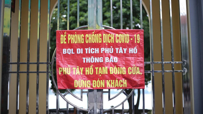 Kể cả Phủ Tây Hồ đã đóng cửa trong lúc dịch bệnh COVID-19 đang diễn biến phức tạp, vẫn có nhiều người dân đến vái vọng, cúng lễ ngoài cổng phủ vào những ngày mùng một hay ngày rằm hàng tháng.