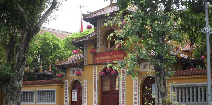 Chùa Quán Sứ vắng bóng người qua lại.