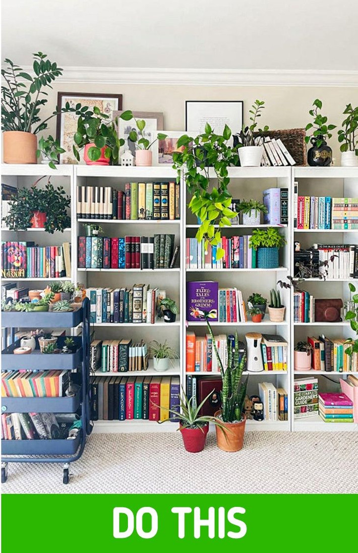 Giá sách bằng gỗ tối màu cộng với việc đặt quá nhiều sách khiến nó giống như một chiếc tủ đựng quần áo cũ. Theo các chuyên gia thiếu kế, hãy lựa chọn những cuốn sách yêu thích và mạnh dạn loại bỏ những thứ bạn không bao giờ ngó tới. Thay vào đó là những chậu cây cảnh rực rỡ.