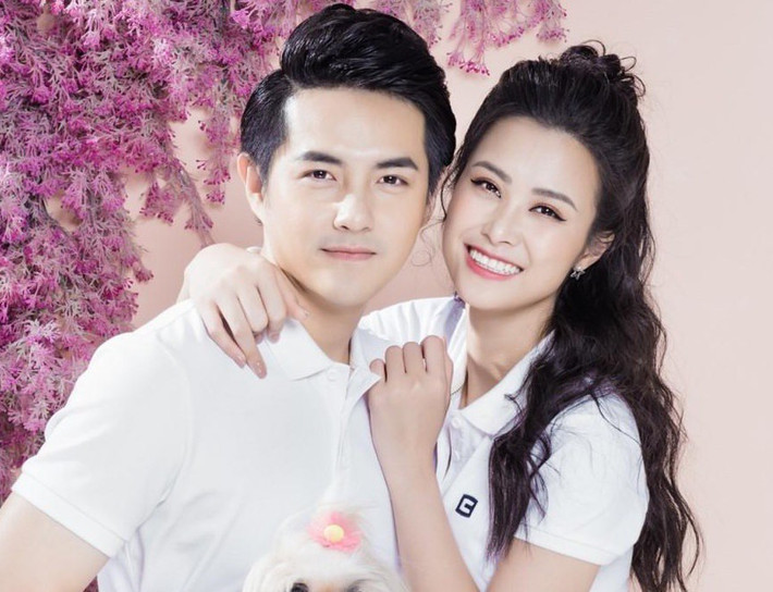 Sau khi cùng ông xã lập công ty riêng, Đông Nhi từng tiết lộ thu nhập trong 1 năm của hai vợ chồng có thể nuôi công ty với 40 nhân viên, xây nhà, mua xe hơi, làm thêm các dự án khác.