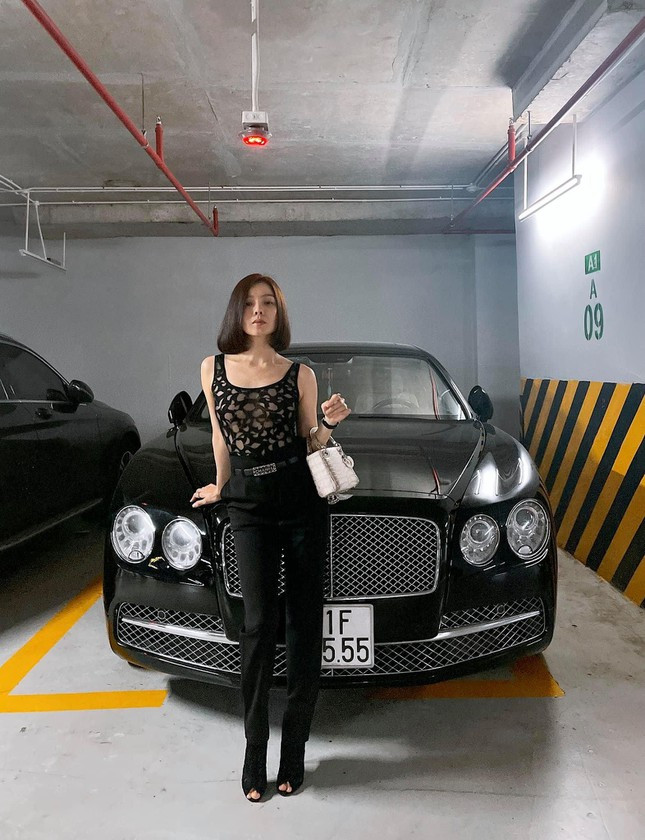 Ngoài biệt thự, không ít lần Lệ Quyên khoe dáng trước xế hộp tiền tỉ trên trang cá nhân.