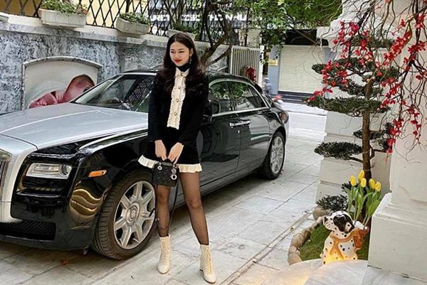 Tổ ấm của gia đình Thanh Tú ở trung tâm Hà Nội. Khuôn viên nhà đủ rộng để đậu siêu xe Rolls Royce. Ảnh: Facebook