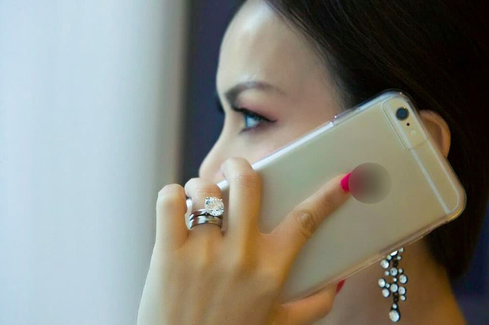 Cô từng có chiếc nhẫn kim cương thuộc hàng siêu hiếm, trên thế giới chỉ chế tác hai chiếc và nữ ca sĩ đã nắm trong tay một chiếc. Ảnh: Ngoisao.
