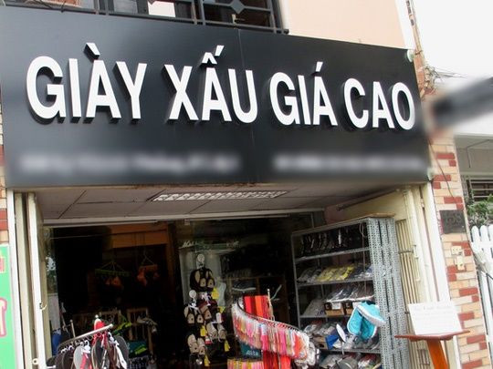 Giày đẹp, giày tốt giá cao vốn chẳng có gì đáng nói. Giày xấu mà giá cao mới kích thích sự tò mò của khách hàng. Ảnh: Người lao động