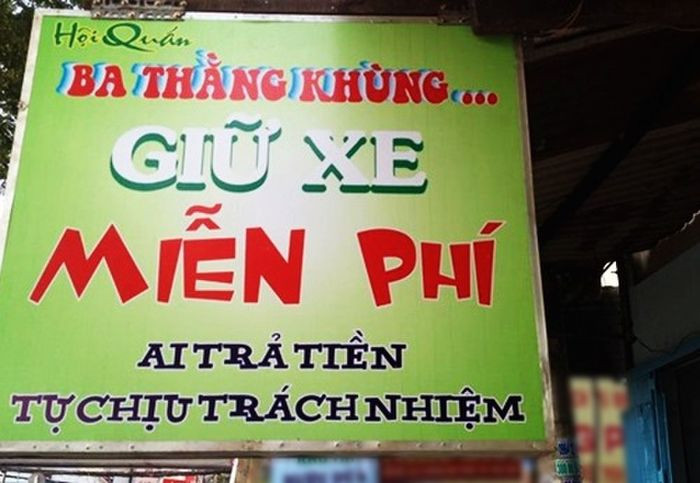 Không chỉ tên quán ăn, slogan chỗ giữ xe cũng "chất phát ngất". Ảnh: Foody