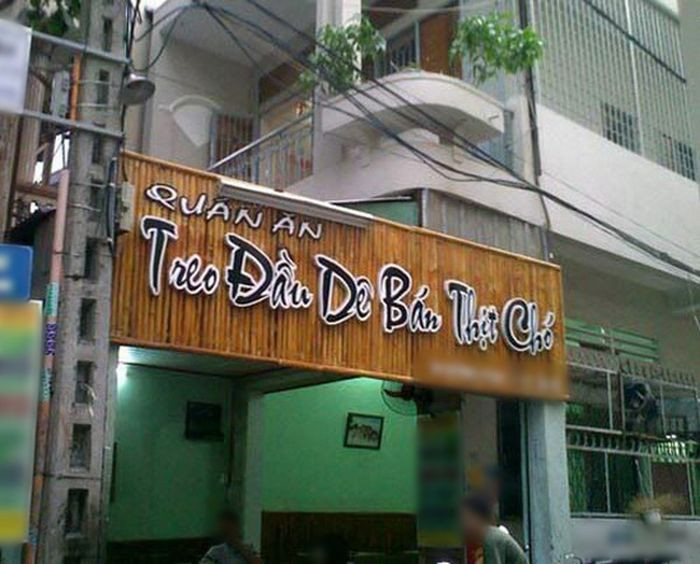 "Treo đầu dê, bán thịt chó" là thành ngữ dùng để chỉ sự làm ăn gian dối, lừa lọc của con buôn. Ấy thế nhưng, ông chủ này lại lấy để đặt tên quán của mình. Ảnh: Yan