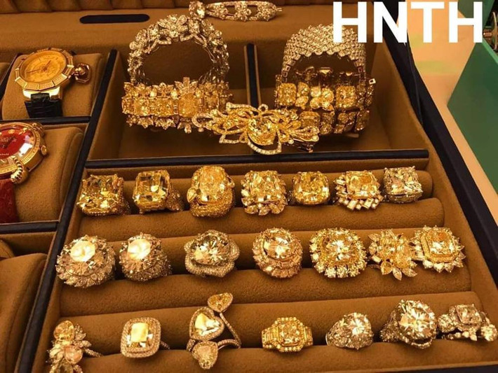 Chiếc vòng kim cương trị giá 47 tỷ đồng của bà được đặt gọn gàng trên kệ riêng, cùng hàng loạt đồ trang sức quý giá khác. Ảnh: Vietnamnet