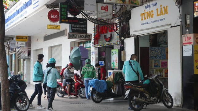 Shipper, nhân viên giao hàng đứng đầu trong danh sách công việc lương cao mà không cần bằng cấp trong mùa dịch. Ảnh: Tiền phong