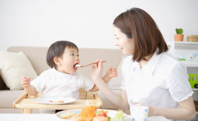 Nhiều người cho biết, thu nhập trông trẻ tại nhà còn cao hơn so với lương mà trường tư thục trả. Ảnh minh họa