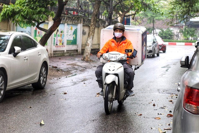 Thu nhập của công việc phụ thuộc vào số lần chạy xe mỗi ngày. Nếu chăm chỉ chạy từ 15-20 đơn hàng thì cũng có thể kiếm khoảng 300.000-400.000 đồng/ngày. Ảnh: Vietnamnet