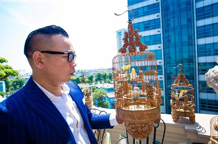 Trong giới chim cảnh ở Việt Nam, Chương Tailor được mệnh danh là ông vua chim màu. Anh sở hữu cho mình đàn chim khủng với giá trị lên tới 10 tỷ đồng. Ảnh: Dân Việt.