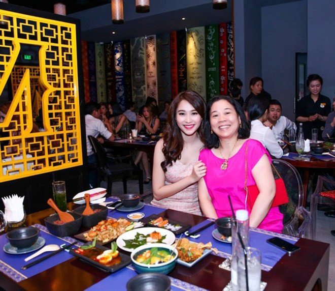 Mẹ chồng Hoa hậu Thu Thảo từng kể: "Đã có lúc, lau tủ lạnh cho chủ nhà, tôi nghĩ rằng biết bao giờ mình mới có tiền để mua một chiếc như vậy! Khi mở tủ thấy có nhiều đồ ăn ngon, tôi lại nghĩ nếu có tủ rồi thì làm sao có tiền để mua đồ ăn". Ảnh: Internet.