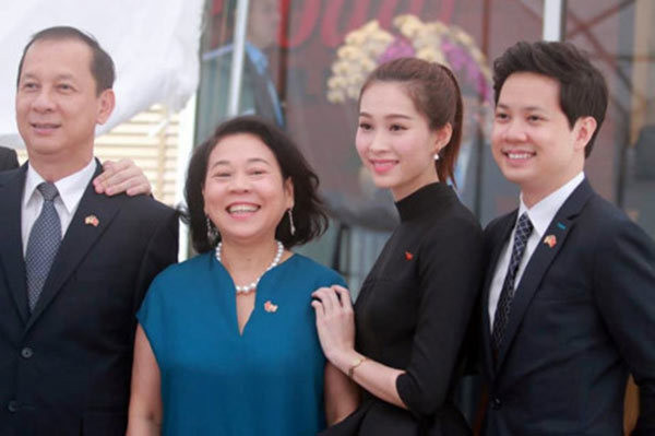 Không chỉ riêng nữ doanh nhân phải đi làm mướn, 4 người anh chị em còn lại của bà cũng phải lên thành phố kiếm sống. Ảnh: yan.