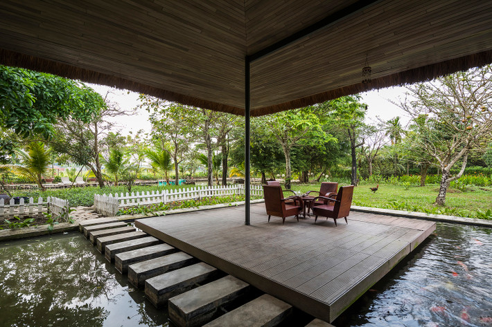Hệ thống lợp mái tôn bên trong là mái tranh - một kiến trúc đặc trưng của Tây Nam Việt Nam - tạo ra một tính năng thân thiện với môi trường. Dưới tấm lợp tôn là một hệ thống trần với vật liệu hoàn thiện bằng gỗ.