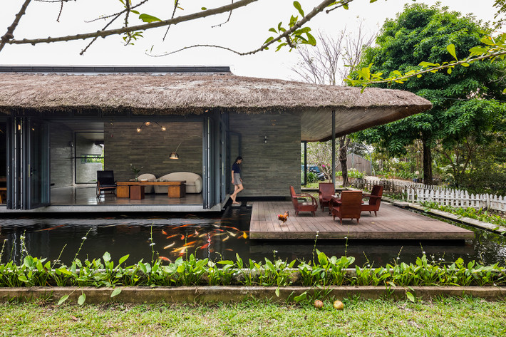 Xây trên khu đất rộng 3.500m2 ở Cần Giuộc (Long An), ngôi nhà là nơi an nhiên mỗi cuối tuần cho vị giám đốc tiếp thị của một tập đoàn lớn thường xuyên gặp áp lực công việc.