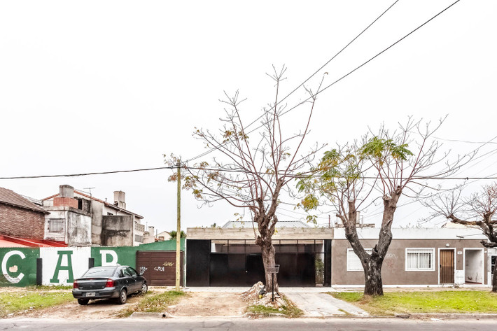 Tọa lạc tại một trong 5 quận có mật độ dân số cao nhất của Buenos Aires - thủ đô Argentina, nhưng ngôi nhà may mắn sở hữu vị trí hiếm có với cảnh quan thoáng đãng xung quanh.