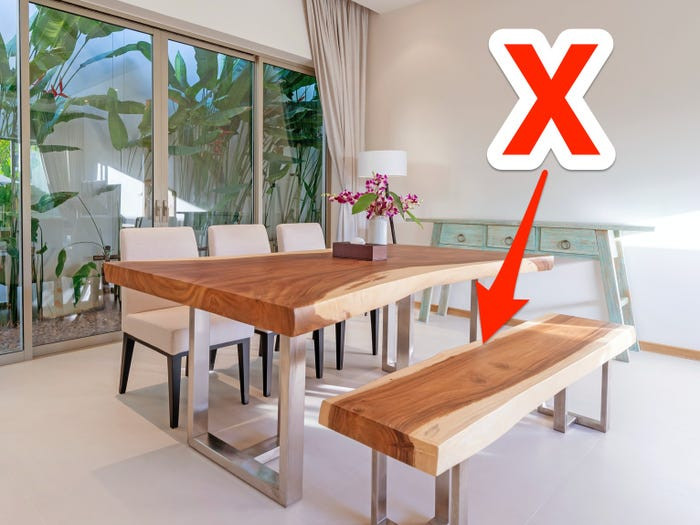 Bàn ăn với ghế dài nhìn thì đẹp nhưng lại gây bất tiện. Khi người ngồi ở giữa muốn ra ngoài thì tất cả đều phải đứng dậy.