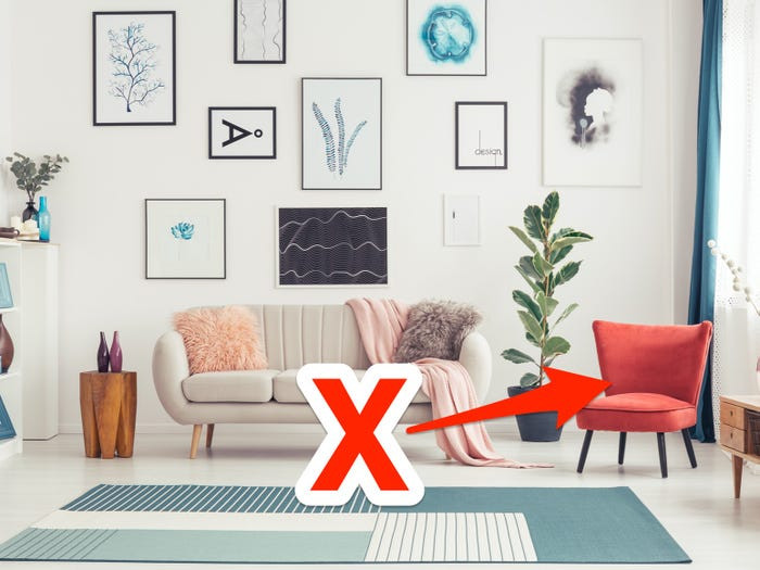 Xu hướng "thêm màu sắc" vào một món đồ nội thất, chẳng hạn như bọc ghế sofa màu đỏ nổi bật trên nền trắng xuất hiện trong thập kỷ trước. Giờ đây, xu hướng này không còn được ưa chuộng.
