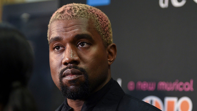 Dù được Forbes công nhận là tỷ phú USD vào hôm 24/4 với khối tài sản trị giá 1,3 tỷ USD song Kanye West vẫn không hài lòng. Anh cho rằng tạp chí này đã định giá thấp tài sản của mình khi anh luôn khẳng định số tài sản đang nắm giữ ở mức khoảng 3,3 tỷ USD.