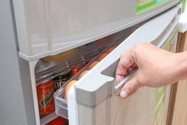 Cửa tủ lạnh bị hở. Sau một thời gian sử dụng, ron cao sử ở cửa tủ lạnh sẽ bị hỏng và làm thoát khí lạnh ra bên ngoài. Để kiểm tra, bạn có thể kẹp một tờ giấy vào keo tủ. Nếu có thể dễ dàng kéo tờ giấy dọc theo khe ngỡ nghĩa là ron cao su không còn hoạt động hiệu quả và cần thay mới. Ngoài ra, bạn cũng cần vệ sinh khu vực này sạch sẽ, tránh để bụi bẩn, vi khuẩn sinh sôi.