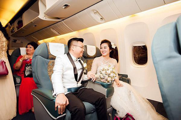 Tháng 5/2016, siêu đám cưới của một cặp đôi tại Nam Định đã khiến cư dân mạng trầm trồ bởi cách bài trí như cung điện, màn rước dâu bằng máy bay siêu sang từ Hà Nội vào TP HCM. Ảnh: Internet.