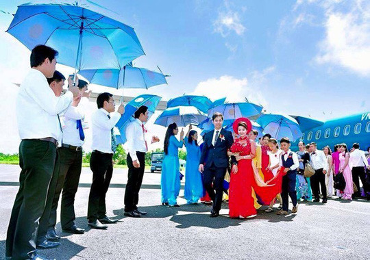Cuối năm 2015, một đám cưới xa hoa tại TP.HCM gây chú ý khi thuê hẳn chiếc máy bay ATR 72 để đưa-đón dâu từ TP.HCM về Cà Mau. Giá thuê máy bay khoảng 200 triệu đồng. Ảnh: Tiin.