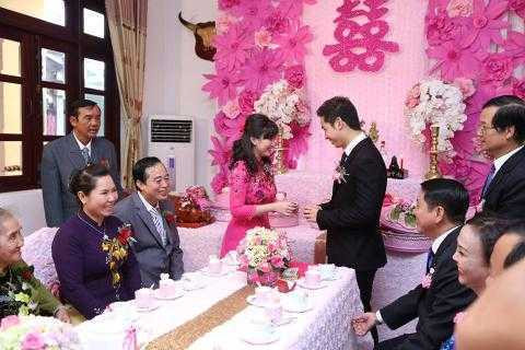 Chú rể là Tổng giám đốc một công ty chuyên về thủy sản lớn ở Bạc Liêu còn cô dâu gánh vác trọng trách bà chủ 2 nhà hàng hải sản của bố mẹ. Ảnh: Vietnamnet. Video: Đại gia Việt lùng sục cá ‘khủng long 6 sừng. Nguồn: VTC14