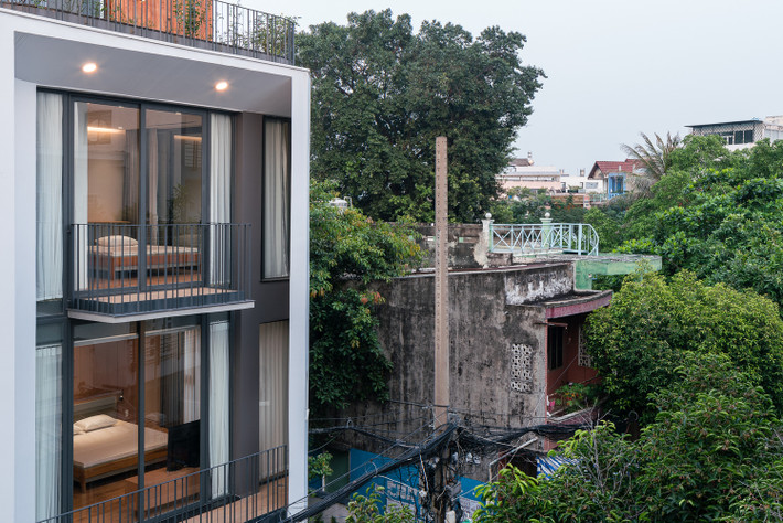 Ngoài 2 mặt tiền, nhóm kiến trúc sư tạo thêm một mặt tiền thứ 3 nơi tiếp giáp với ngôi nhà bên cạnh bằng 1 khoảng sân vườn.
