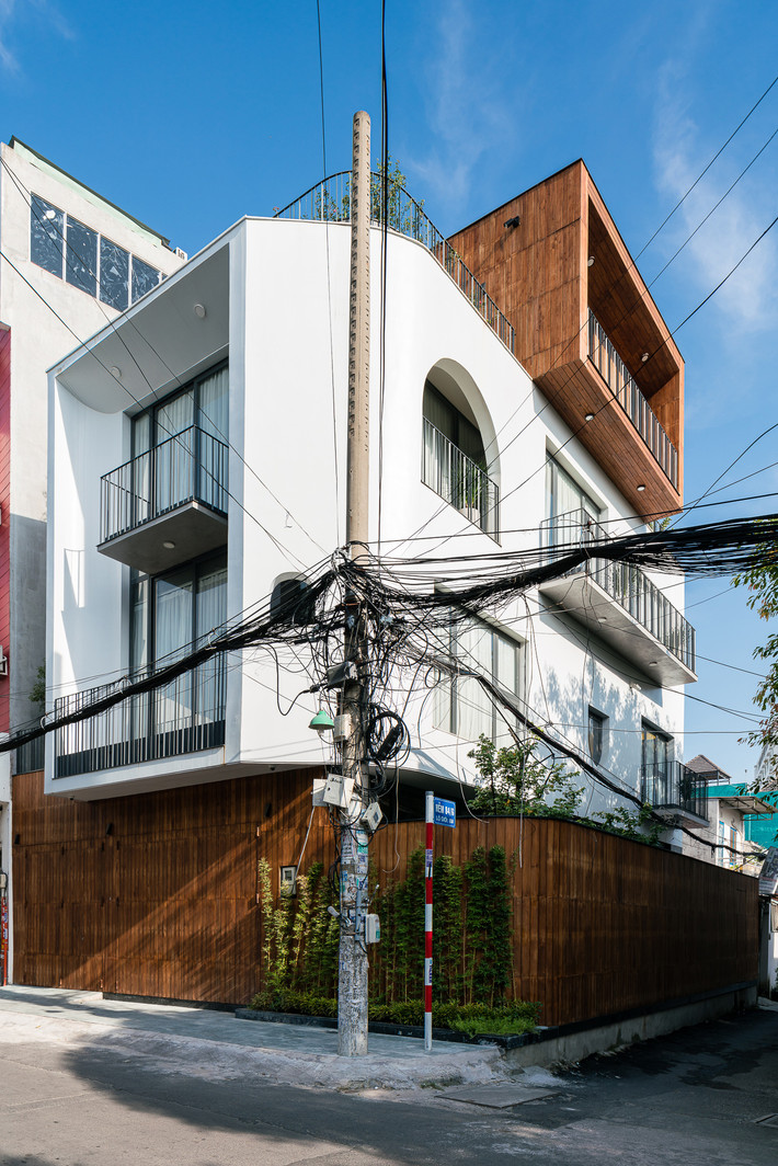 Gia chủ mong muốn có một không gian sống ấn ít ồn ào nên các kiến trúc sư nảy ra ý tưởng kết hợp tường rào và cửa nhà thành một.
