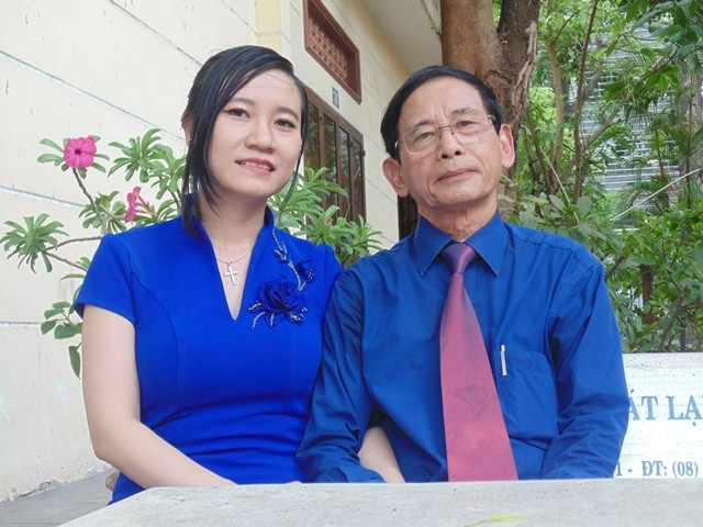 Thời gian rảnh rỗi, đại gia Lê Ân thường đưa vợ dạo, đi chơi. Ông còn thuê vệ sĩ, lái siêu xe 25 tỷ đưa vợ đi ăn sáng. Nguồn ảnh: Facebook. Video: Đại gia Việt lùng sục cá ‘khủng long 6 sừng’. Nguồn: VTC1