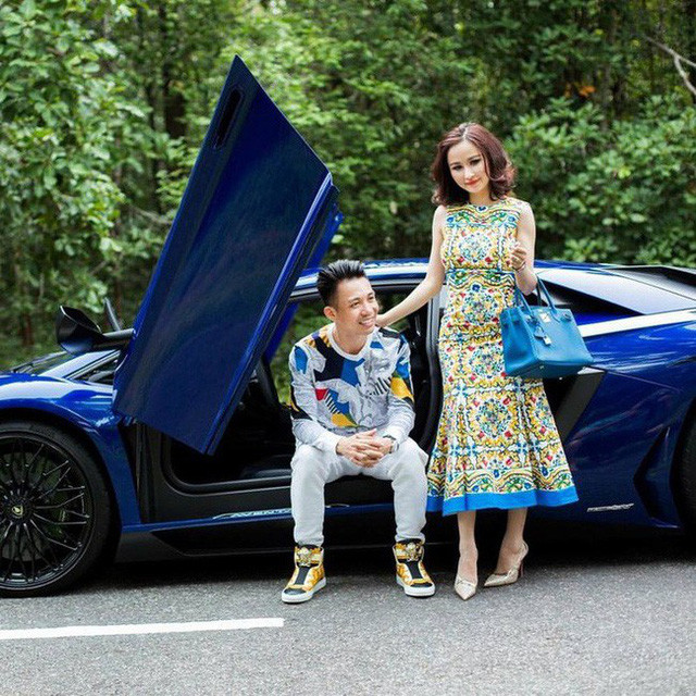 Không chỉ nổi tiếng với thú chơi xa xỉ, đại gia Minh Nhựa còn rất cưng chiều vợ cô vợ hai Mina Phạm. Dù đã kết hôn được hơn 8 năm nhưng tình cảm của cặp đôi vẫn vô cùng ngọt ngào bằng những chuyến du lịch xa xôi hay vô số món quà xa xỉ, đắt tiền.