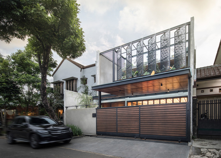 Tọa lạc tại Bandung - thành phố lớn thứ 4 Indonesia, vấn đề đặt ra cho nhóm kiến trúc sư khi thiết kế ngôi nhà là giải quyết cảm giác bí bách, ngột ngạt và ô nhiễm không khí của cuộc sống đô thị.