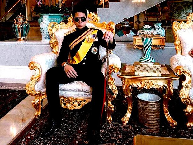 Hoàng tử Abdul Mateen là người con thứ mười và là con trai thứ tư của Quốc vương Brunei Hassanal Bolkiah với người vợ thứ hai – bà Mariam Aziz.