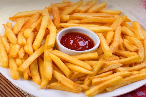 Khoai tây chiên – món ăn vặt cực kỳ dễ mua tại Việt Nam lại bị cấm bán ở Canada. Khoai tây chiên có chứa olony, một chất thay thế chất béo tổng hợp. Chất này này ngăn cơ thể hấp thụ các chất, vitamin hữu ích và có thể dẫn đến các vấn đề dạ dày.