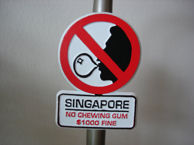 Từ năm 1992, chính phủ Singapore cấm người dân bán và nhai kẹo cao su bởi lẽ loại kẹo này gây mất vệ sinh đường phố và gây ảnh hưởng không tốt cho môi trường. Nguồn ảnh: Internet Video: Cách làm thương hiệu của doanh nghiệp người Việt. Nguồn: VTC1
