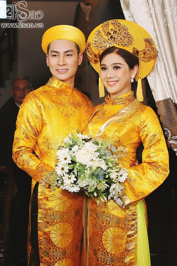 Lễ cưới của Lâm Khánh Chi với bạn trai kém 8 tuổi Trần Phi Hùng diễn ra vào ngày 28/12/2017 cũng là sự kiện gây chú ý và nhận được sự quan tâm lớn từ phía cộng đồng mạng. Trong ngày vui, Lâm Khánh Chi gây chú ý khi được mẹ chồng trao cho 6 chiếc kiềng vàng, một dây chuyền vàng, một vòng tay lớn bằng vàng và đôi hoa tai gắn kim cương. Ảnh: 2sao.