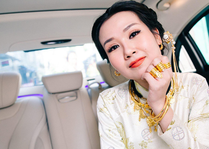 Trong lễ vu quy sáng ngày 14/1/2019 tại TP HCM, nữ ca sĩ Võ Hạ Trâm được nhà chồng tặng nhiều nhẫn, vòng và bông tai vàng. Theo chia sẻ của người đẹp, nửa kia của cô là anh Vikas đến từ Ấn Độ, hơn cô 12 tuổi và là doanh nhân kinh doanh đá hoa cương. Ảnh: Ngoisao.
