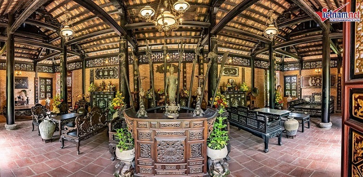 Vách tường, nền nhà được xây bằng gạch, các cột và cửa làm bằng gỗ lim, gỗ huỳnh đàn… Ảnh: Vietnamnet.