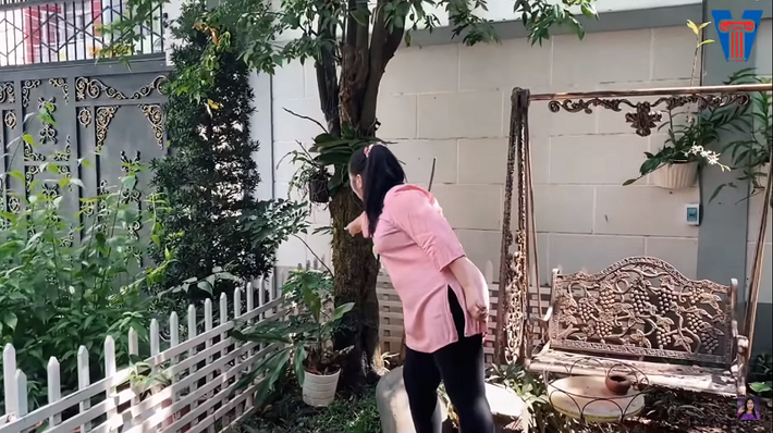 Gia đình NSND Hồng Vân sống trong căn biệt thự lớn, có đầy đủ sân vườn trước và sau.