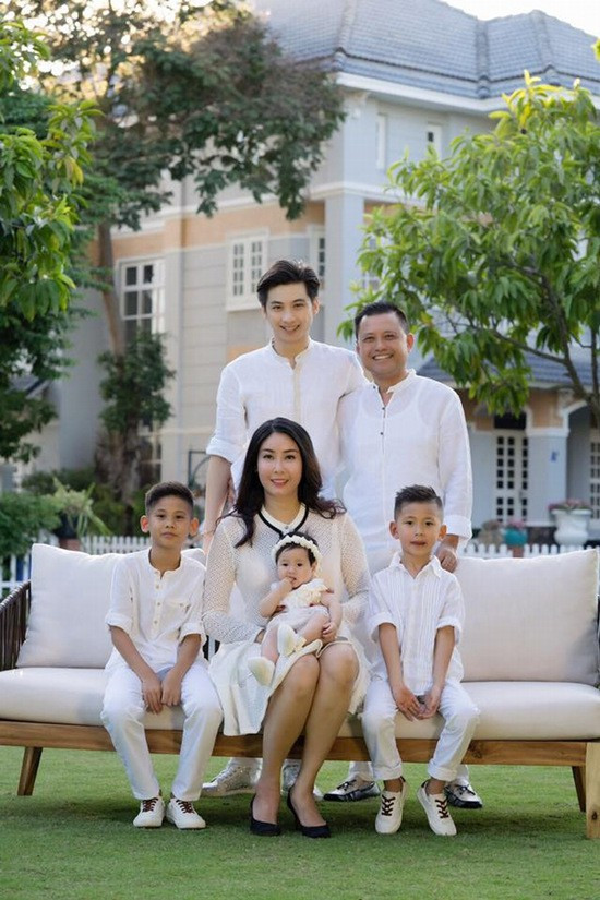 Sau 28 năm đăng quang, Hà Kiều Anh giữ được hình ảnh đẹp trong công chúng và từng 2 lần được mời làm giám khảo các cuộc thi Hoa hậu Việt Nam trước. Sau hôn nhân đầu dang dở, Hoa hậu Hà Kiều Anh hiện đang sống hạnh phúc bên đại gia Huỳnh Trung Nam với 3 người con "đủ nếp đủ tẻ".
