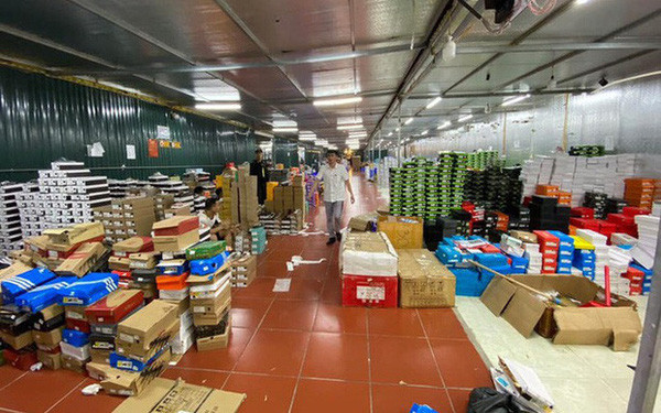 Sau hơn 6 tháng theo dõi, mai phục, chiều ngày 7/7, gần 100 cảnh sát cơ động và lực lượng QLTT đã ập vào kho hàng rộng hơn 10.000m2 tại Lào Cai chứa toàn hàng lậu, đang được các đối tượng livestream bán hàng qua mạng. Ảnh: Người lao động