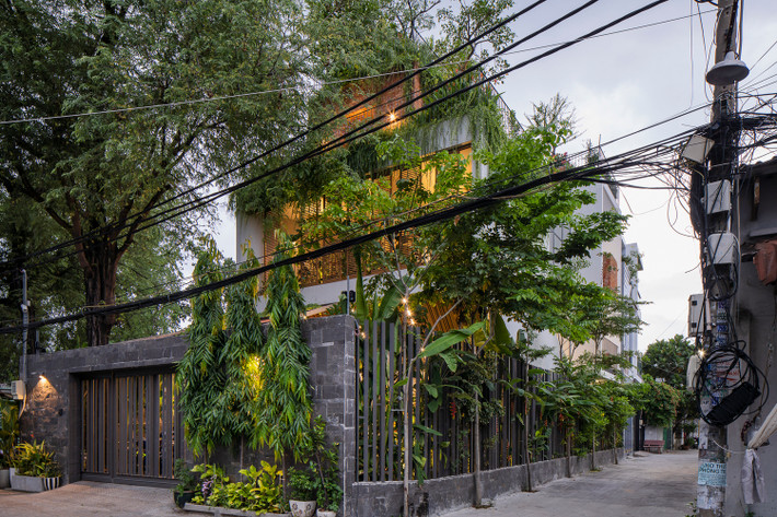 Tọa lạc tại phường Tân Thới Nhất (quận 12, TP HCM), ngôi nhà được thiết kế trên diện tích 450 m2, dựa trên mong muốn của gia chủ về không gian thư giãn cuối tuần với một khu vực đầy cây xanh, ánh sáng và sự riêng tư tuyệt đối.