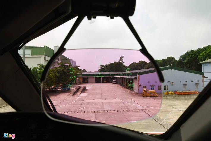 Phía trước kính lái là 2 màn hình head-up display có màu hồng hiển thị các thông số kỹ thuật, hỗ trợ cho phi công hiệu quả khi cất hạ cánh, đặc biệt trong điều kiện thời tiết xấu. Ảnh: Zing.