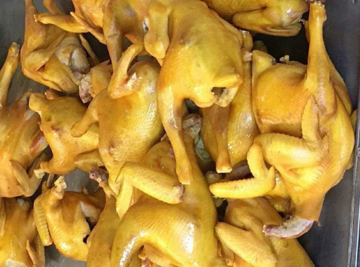 Tuy nhiên, những đặc điểm như không đầu, không chân khiến không ít người nghi ngại và cho rằng chúng là gà đẻ thải loại nhập khẩu.