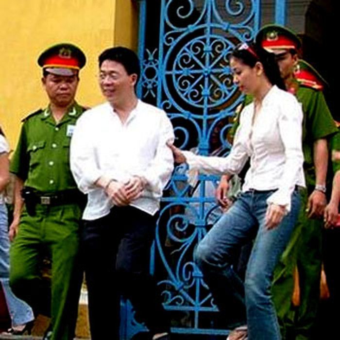 Khi tình yêu đủ chín, họ chính thức về chung một nhà chỉ với vỏn vẹn một tờ giấy đăng ký kết hôn mà chưa tổ chức lễ cưới. Thế nhưng bất ngờ đại gia Thiều bị bắt về hai tội Buôn lậu và Trốn thuế. Ảnh: Khám phá