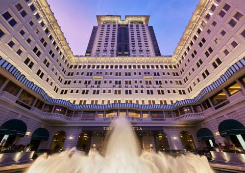 Julia cho biết, khách sạn 5 sao Peninsula ở Hồng Kông chẳng khác nào căng tin của cô, vì cô từng ăn 3 bữa một ngày tại đó. Ái nữ 23 tuổi đã từng chi 30.000 nhân dân tệ (gần 100 triệu đồng) cho một bữa trưa.
