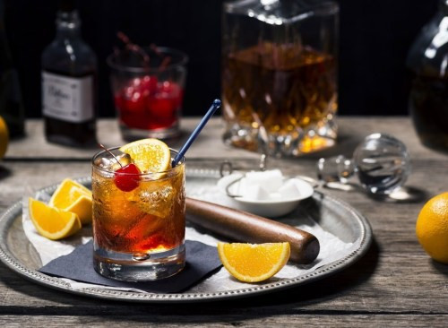Còn Kimberly Barnes - đầu bếp ở Atlanta, bang Georgia (Mỹ) khuyến cáo mọi người không nên ăn các miếng chanh và các lát hoa quả trang trí đồ uống tại quán bar và nhà hàng. Ảnh: Getty.